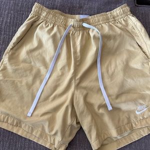 Nike Sportswear Sport Essentials
Men's Woven Lined Flow Shorts
Above the knee
